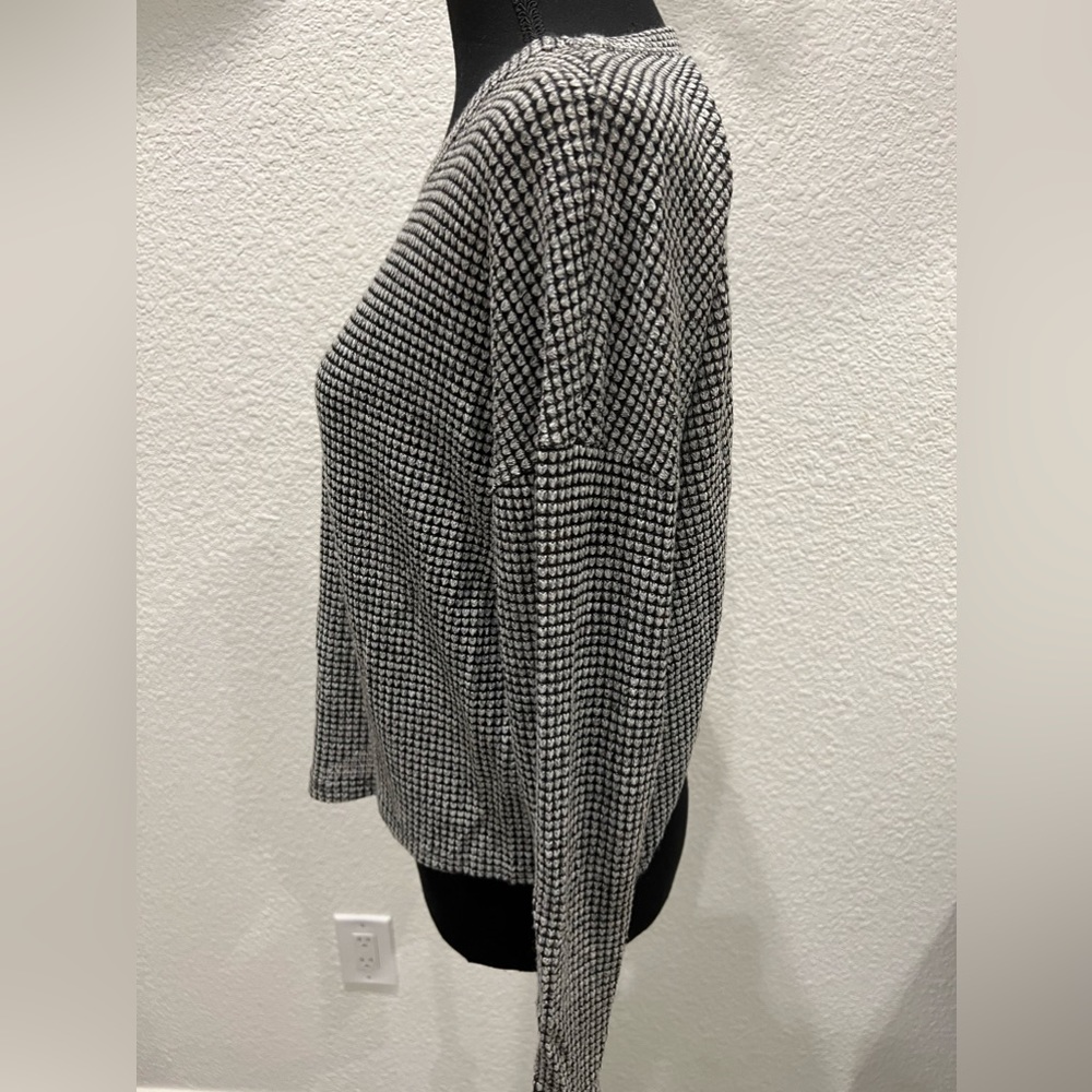 Black and Gray long sleeve crop top - Picture 2 of 4